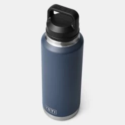 Το φθηνότερο 💯 Θερμός YETI Rambler 46 Oz Bottle Chug Navy ✨ -Εξοδος emerson Κατάστημα yeti rambler 46 oz bottle chug 2